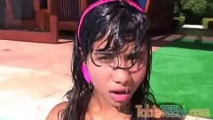 play Latina Teen Tobie mit kleinen Titten fingert sich im Freien