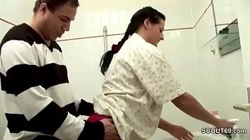 play Les femmes qui ont des relations sexuelles passionnées avec des chiennes sexy ont des relations sexuelles dans la cuisine en cuisinant