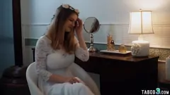 play Lesbiana slabă, Alex Coal, o mângâie pe mireasa bustină Bunny Colby, lins păsărică și foarfecă