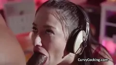 play Verführerische junge Latina-Gamerin liebt große schwarze Schwänze und Blowjob-Action