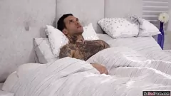 play Regardez India Summer et Jewelz Blu dans un trio torride avec un mec à grosse bite