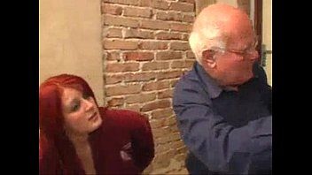 play Kostenlose xnxx mit engen Brünetten, die Sex mit ihrem 70-jährigen Großvater haben