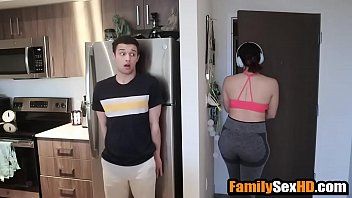 play Xnxx في المطبخ مع امرأة سمراء مشعره