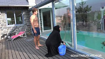 play La femme de chambre arabe se fait baiser comme elle aime par derrière