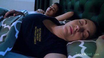 Milf penetrata nel sonno da suo figlio che ha un grosso cazzo