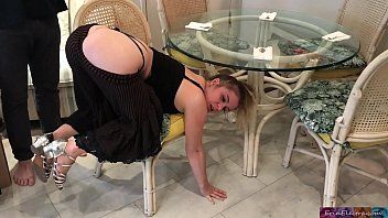 play Erin electr trouwde onder de tafel en penetreerde brutaal van achteren