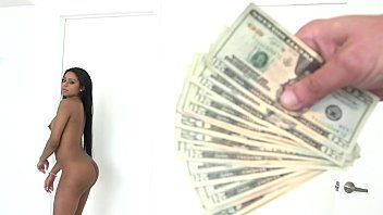 play La bionda non ce la fa più e si scopa un negro con i fiocchi sul cazzo