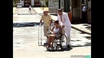 play Baba in einem Kinderwagen ins Krankenhaus gebracht und von einem perversen Arzt penetriert