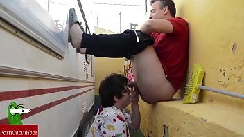 play Geile Mutter beim Porno hinter dem Wohnwagen mit ihrem Neffen