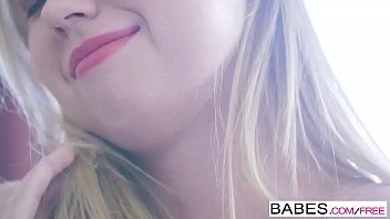 play Blondynka wkłada palce w cipkę