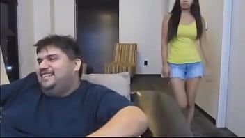 play الشابة النحيفة التي تحب أن تمسك رأسها عندما تضع قضيبك في حلقها