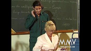 play Da scuola va dritto al pene dell'insegnante