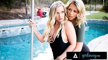 play Sar sanii in toate directiile ale acestei femei superbe adolescente si blonde care isi doreste