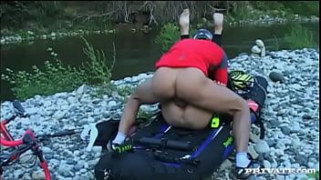 play Hij betrapt zijn schoonzoon wanneer hij haar kutje penetreert en zijn hand op zijn penis legt xxx hete milf