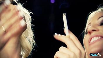 play Due adolescenti bionde con i tacchi alti si baciano con un ragazzo
