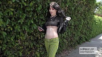play اغتصب Xnxx مع امرأة سمراء معلقة على الجمهور