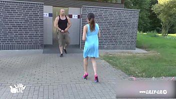 play Seks publiczny z uroczą młodą damą, która publicznie prześladuje mężczyzn