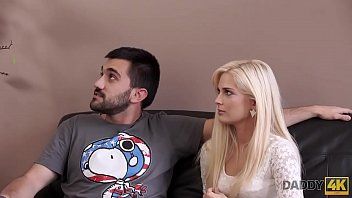 play Sie ist mit ihrem Freund zusammen, als er in die Muschi einer MILF eindringt, die weiß, wie man bleibt