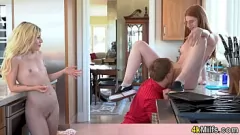 play Ado rousse et MILF aux gros seins dans un trio sauvage de chattes