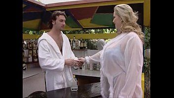 play Ele vê o papai com o pau pra cima e entra pra quebrar na gaoaza xnxx