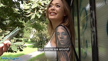 play Sexe en public avec une fille de 23 ans tatouée sur sa chatte