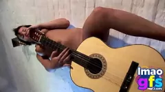 play Babe morena Paul se agrada com guitarra e lingerie