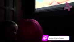 play El adolescente de ébano caliente se vuelve travieso con un facial en el teatro para adultos