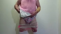play Śliczna pieluszka Sissy Sissy Pinky Soaks w plastik